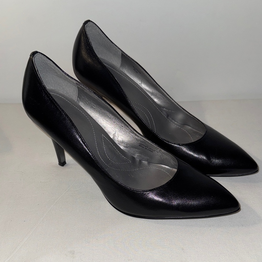 Tahari Classic Genuine Leather Black Heels Pumps Size 9.5